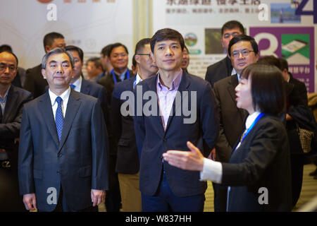 Robin Li Yanhong, Mitte, Vorsitzender und CEO von Baidu, Besuche während der Ausstellung der 2016 chinesischen kulturellen Industrie Gipfel, auch die erste Kultur Stockfoto