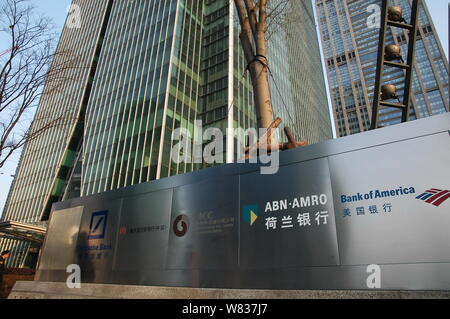 ---- Blick auf Tafeln von chinesischen und ausländischen Banken und anderen Finanzinstituten in der Lujiazui Finanzviertel in Pudong, Shanghai, China Stockfoto