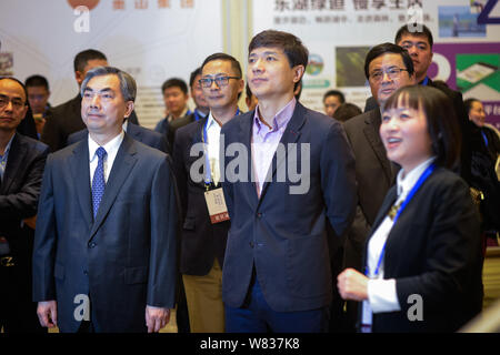Robin Li Yanhong, Mitte, Vorsitzender und CEO von Baidu, Besuche während der Ausstellung der 2016 chinesischen kulturellen Industrie Gipfel, auch die erste Kultur Stockfoto