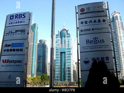 ---- Blick auf Tafeln von chinesischen und ausländischen Banken und anderen Finanzinstituten in der Lujiazui Finanzviertel in Pudong, Shanghai, China Stockfoto