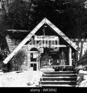 VILLA LA ANGOSTURA, Argentinien - Juli 19, 2015: Das Äußere des shop La Bayanca am Nahuel Huapi See Straße in Villa La Angostura, Patagonien, Argentinien Stockfoto