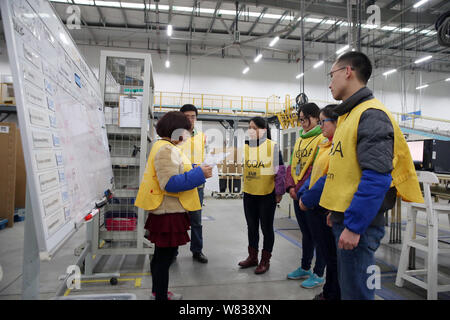 ------ Chinesische Arbeiter in Logistikzentrum von Amazon in Deyang Stadt, Provinz Sichuan im Südwesten Chinas, 10. März 2015. Amazon China announ Stockfoto