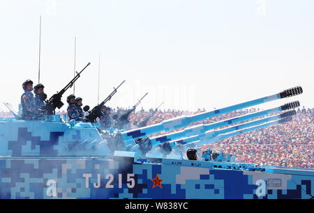 ---- Amphibischen Schützenpanzer März während der Militärparade zum 70. Jahrestag des Sieges in der Chinese People's Krieg zu gedenken. Stockfoto