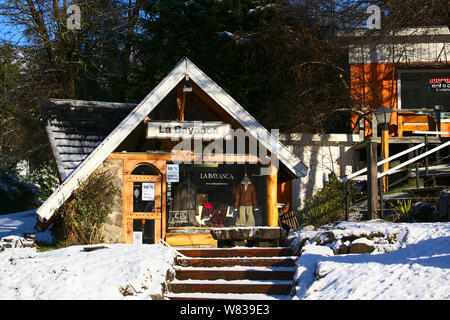 VILLA LA ANGOSTURA, Argentinien - Juli 19, 2015 : Äußeres der Shop La Bayanca am Nahuel Huapi See Straße in Villa La Angostura, Patagonien, Argentinien Stockfoto