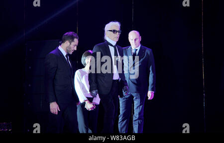Deutsche Modedesigner Karl Lagerfeld, Mitte, kommt für die 2016 Digitale Fashion Grand Zeremonie in Shanghai, China, 19. Dezember 2016. Stockfoto