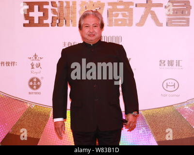 Hong Kong Schauspieler und Regisseur Sammo Hung kommt auf den roten Teppich für die GLÄNZENDEN Sterne Zeremonie 2016 in Macau, China, 12. Dezember 2016. Stockfoto
