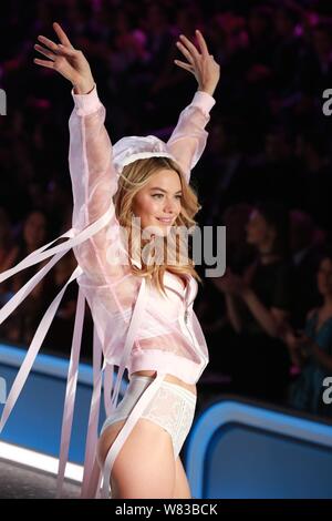 Französisch-amerikanische Modell Camille Rowe zeigt eine neue Schöpfung während der Victoria's Secret Fashion Show 2016 in Paris, Frankreich, 30. November 2016. Stockfoto