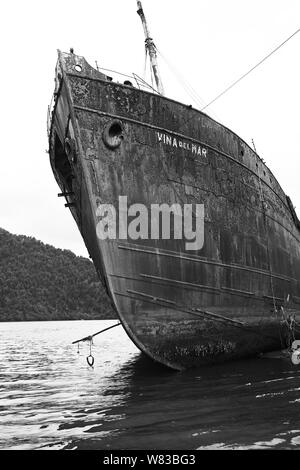 PUERTO CHACABUCO, CHILE - 16. Februar 2016: Der Bug eines rostigen Schiff in Puerto Chacabuco am Ufer des Aisen Fjord Region Aysen, Chile Stockfoto