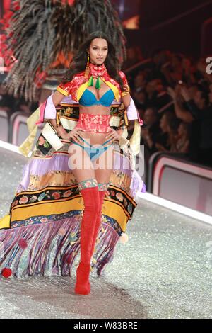 Brasilianische Modell Lais Ribeiro zeigt eine neue Schöpfung während der Victoria's Secret Fashion Show 2016 in Paris, Frankreich, 30. November 2016. Stockfoto