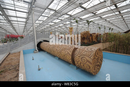 Blick auf ein Hallenbad Smog- Garten, der von einem Bergwerk in Qixian Grafschaft errichtet, Jinzhong City, North China Provinz Shanxi, 9. Dezember 2016. Eine co Stockfoto