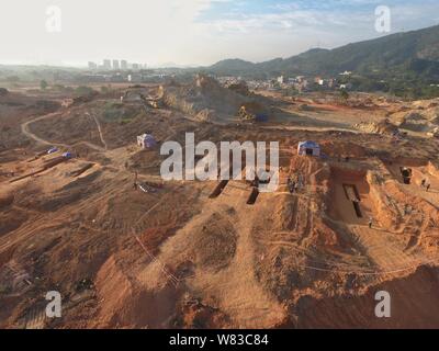 Luftaufnahme der Ausgrabungsstätte des antiken Gräbern überspannt von Shang Dynastie (1600-1046 v. Chr.) bis Ming-Dynastie (1368-1644) an Xintang County in Guangz Stockfoto