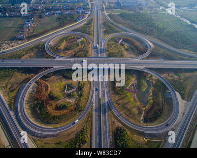 Eine Luftaufnahme einer Kleeblatt Überführung der National Highways 204 und 328 in Haian Grafschaft, Nantong City, der ostchinesischen Provinz Jiangsu, vom 18. Dezember 201 Stockfoto