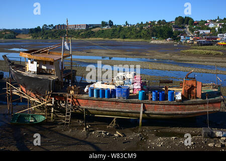 CASTRO, CHILE - Februar 6, 2016: Alte hölzerne Schiff bei Ebbe im Flussbett des Gamboa Fluss in Castro, Chiloé Archipel in Chile Stockfoto