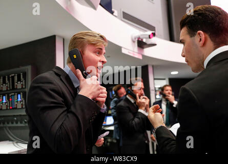 London, Großbritannien. Juni, 2019 18. Händler und Kaufleute arbeiten an der London Metal Exchange in London, Großbritannien am 18. Juni 2019. Der London Metal Exchange (LME) ist einer der weltweit größten Märkte in Optionen und Futures auf Base und anderen Metallen. Offener Protest ist die älteste Art des Handels an der Börse, auch wenn heute die Mehrheit der Geschäfte elektronisch gestellt werden. Die LME ist der letzte Austausch in Europa, wo offene - Aufschrei der Handel stattfindet. Credit: Han Yan/Xinhua/Alamy leben Nachrichten Stockfoto