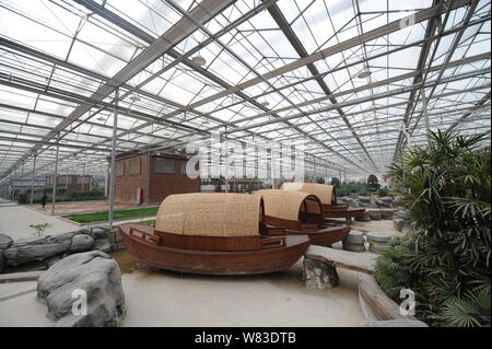 Blick auf ein Hallenbad Smog- Garten, der von einem Bergwerk in Qixian Grafschaft errichtet, Jinzhong City, North China Provinz Shanxi, 9. Dezember 2016. Eine co Stockfoto