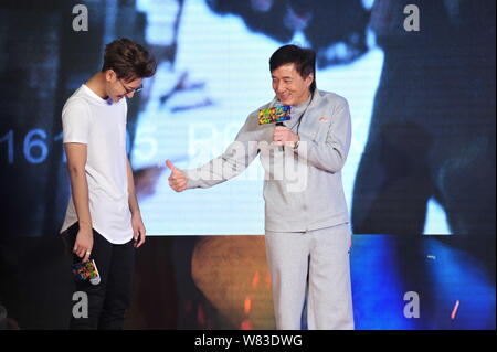 Hong Kong Kung Fu Star Jackie Chan, rechts, und Chinesische Sänger und Schauspieler Huang Zitao, besser bekannt als Z TAO, nehmen an einer Pressekonferenz ihre zu fördern. Stockfoto