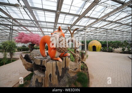 Blick auf ein Hallenbad Smog- Garten, der von einem Bergwerk in Qixian Grafschaft errichtet, Jinzhong City, North China Provinz Shanxi, 9. Dezember 2016. Eine co Stockfoto