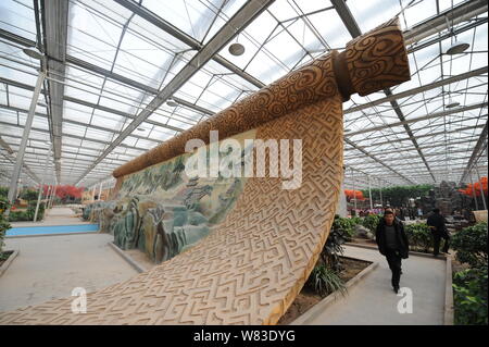 Blick auf ein Hallenbad Smog- Garten, der von einem Bergwerk in Qixian Grafschaft errichtet, Jinzhong City, North China Provinz Shanxi, 9. Dezember 2016. Eine co Stockfoto