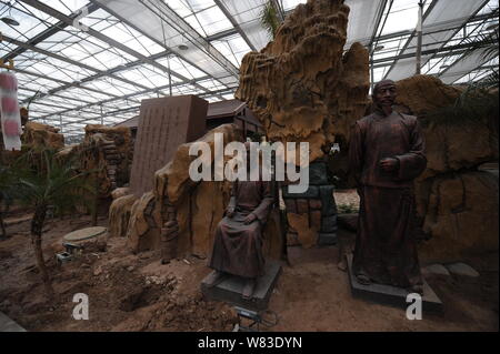 Blick auf ein Hallenbad Smog- Garten, der von einem Bergwerk in Qixian Grafschaft errichtet, Jinzhong City, North China Provinz Shanxi, 9. Dezember 2016. Eine co Stockfoto