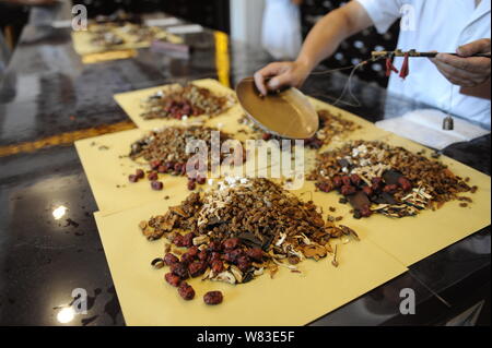 ---- Eine Chinesische pharmaceutist verzichtet der Traditionellen Chinesischen Medizin bei einer TCM-Apotheke in Xianyang Stadt, der ostchinesischen Provinz Zhejiang, 1. September Stockfoto