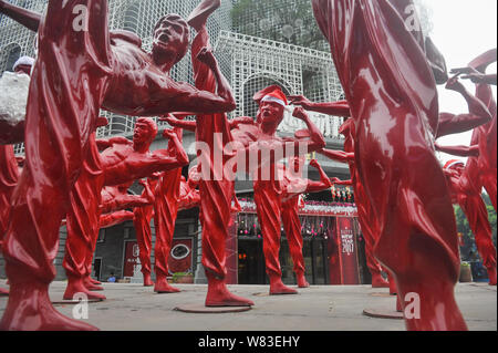 Red Bruce Lee Skulpturen verkleidet als Weihnachtsmann abgebildet, die außerhalb der Creative Industry Park in Foshan City, South China Guangdong Provinz, 21 Dez Stockfoto