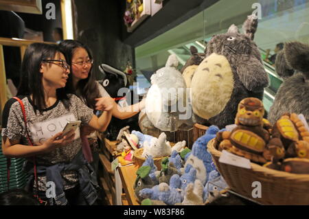 Chinesische fans Shop für Peripheriegeräte an einen konzessionierten Store der Japanischen Animation (Anime) Film Studio Studio Ghibli' in Shanghai, China, 1. Mai 20. Stockfoto