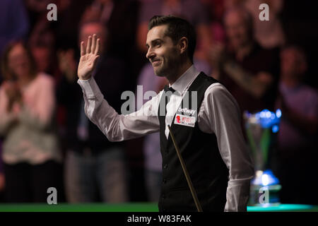 Mark Selby von England Wellen zu den Zuschauern im letzten Spiel gegen Landsmann Ronnie O'Sullivan während der BETWAY UK Championship 2016 in York, Großbritannien, Stockfoto