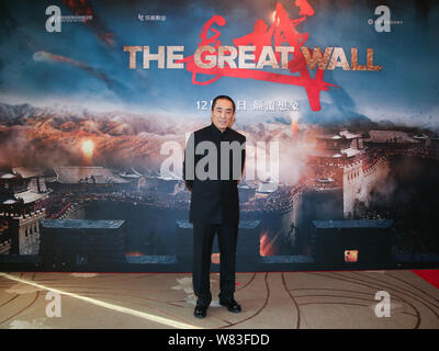 Der chinesische Regisseur Zhang Yimou kommt auf dem roten Teppich zur Premiere seines Films "Die Große Mauer in Peking, China, 6. Dezember 2016. Stockfoto