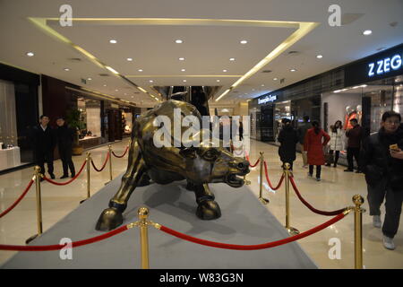 Ein Stier Skulptur wird dargestellt im Seasons Place Mall in Peking, China, 15. Dezember 2016. Das Sprichwort: "Wenn es dir beim ersten Mal nicht gelingt, versuche es erneut "h Stockfoto