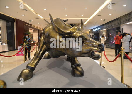 Ein Stier Skulptur wird dargestellt im Seasons Place Mall in Peking, China, 15. Dezember 2016. Das Sprichwort: "Wenn es dir beim ersten Mal nicht gelingt, versuche es erneut "h Stockfoto