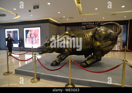 Ein Stier Skulptur wird dargestellt im Seasons Place Mall in Peking, China, 15. Dezember 2016. Das Sprichwort: "Wenn es dir beim ersten Mal nicht gelingt, versuche es erneut "h Stockfoto