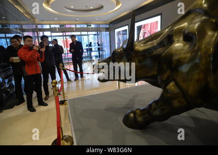 Ein Stier Skulptur wird dargestellt im Seasons Place Mall in Peking, China, 15. Dezember 2016. Das Sprichwort: "Wenn es dir beim ersten Mal nicht gelingt, versuche es erneut "h Stockfoto