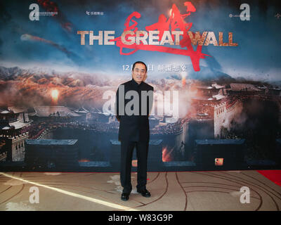 Der chinesische Regisseur Zhang Yimou kommt auf dem roten Teppich zur Premiere seines Films "Die Große Mauer in Peking, China, 6. Dezember 2016. Stockfoto