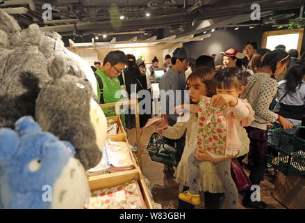 Chinesische fans Shop für Peripheriegeräte an einen konzessionierten Store der Japanischen Animation (Anime) Film Studio Studio Ghibli' in Shanghai, China, 1. Mai 20. Stockfoto