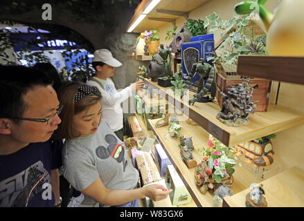 Chinesische fans Shop für Peripheriegeräte an einen konzessionierten Store der Japanischen Animation (Anime) Film Studio Studio Ghibli' in Shanghai, China, 1. Mai 20. Stockfoto