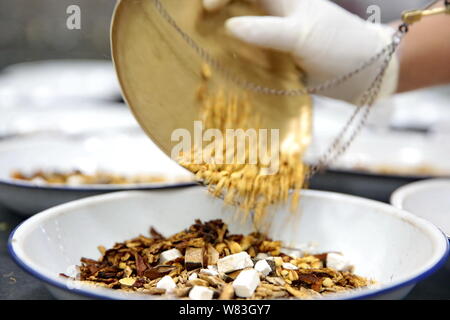 ---- Eine Chinesische pharmaceutist verzichtet der Traditionellen Chinesischen Medizin (TCM) in einem Krankenhaus in Jiaxiang Stadt, der ostchinesischen Provinz Zhejiang, 20 Octobe Stockfoto