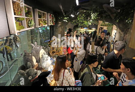 Chinesische fans Shop für Peripheriegeräte an einen konzessionierten Store der Japanischen Animation (Anime) Film Studio Studio Ghibli' in Shanghai, China, 1. Mai 20. Stockfoto