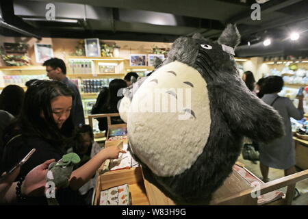 Chinesische fans Shop für Peripheriegeräte an einen konzessionierten Store der Japanischen Animation (Anime) Film Studio Studio Ghibli' in Shanghai, China, 1. Mai 20. Stockfoto