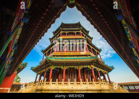 ------ Landschaft der Turm von Buddhistische Räucherstäbchen (Foxiang Ge) im Sommer Palast, auch als Yiheyuan, in Peking, China, 5. Juni 2015 bekannt. Situat Stockfoto