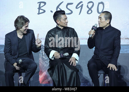 (Von links), US-amerikanische Schauspieler Willem Dafoe, Hong Kong Sänger und Schauspieler Andy Lau und der chinesische Regisseur Zhang Yimou eine Premiere für ihren Film "Die G teilnehmen Stockfoto