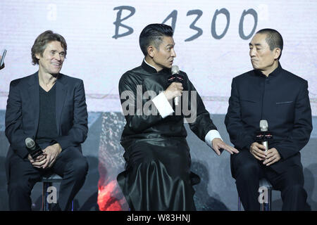 (Von links), US-amerikanische Schauspieler Willem Dafoe, Hong Kong Sänger und Schauspieler Andy Lau und der chinesische Regisseur Zhang Yimou eine Premiere für ihren Film "Die G teilnehmen Stockfoto