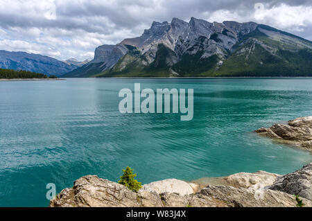 Lake Minnewanka - eine Feder Sturm über Lake Minnewanka an der Basis des Mount Inglismaldie und girouard von Fairholme, Banff National Park. Stockfoto