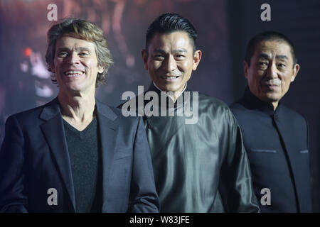 (Von links), US-amerikanische Schauspieler Willem Dafoe, Hong Kong Sänger und Schauspieler Andy Lau und der chinesische Regisseur Zhang Yimou eine Premiere für ihren Film "Die G teilnehmen Stockfoto