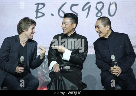 (Von links), US-amerikanische Schauspieler Willem Dafoe, Hong Kong Sänger und Schauspieler Andy Lau und der chinesische Regisseur Zhang Yimou eine Premiere für ihren Film "Die G teilnehmen Stockfoto