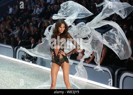 Französische Modell Cindy Bruna zeigt eine neue Schöpfung während der Victoria's Secret Fashion Show 2016 in Paris, Frankreich, 30. November 2016. Stockfoto