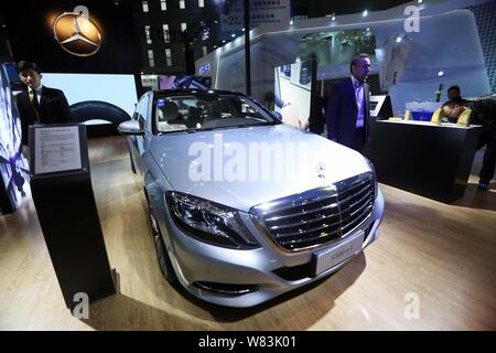 --FILE - ein Mercedes-Benz S 500 e L Plug-in Hybrid Electric Auto ist auf dem Display während einer Messe in Shanghai, China, 30. November 2016. Daimler kann ma Stockfoto