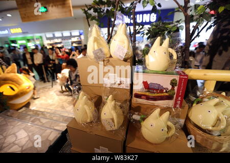 Chinesische fans Shop für Peripheriegeräte an einen konzessionierten Store der Japanischen Animation (Anime) Film Studio Studio Ghibli' in Shanghai, China, 1. Mai 20. Stockfoto