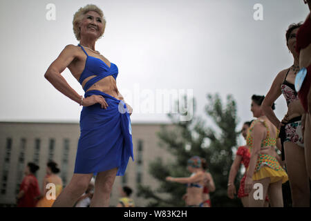 Eine ältere chinesische Frau im Bikini bekleidet stellt während einer mittleren Alters und ältere Bikini Contest in Tianjin, China, 23. Juli 2016. Über das Wochenende, Stockfoto