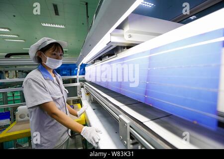 ---- Eine weibliche chinesischer Arbeiter überwacht die Herstellung von Solarzellen verwendet werden Solarzellen im Werk von Lanzhou Shenzhou neue Ene zu machen Stockfoto