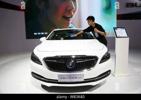 ---- Ein chinesischer Arbeiter Stäube aus einem Buick Lacrosse der SAIC-GM, ein Joint Venture zwischen der SAIC Motor und General Motors, auf dem Display während ein Auto Show Stockfoto